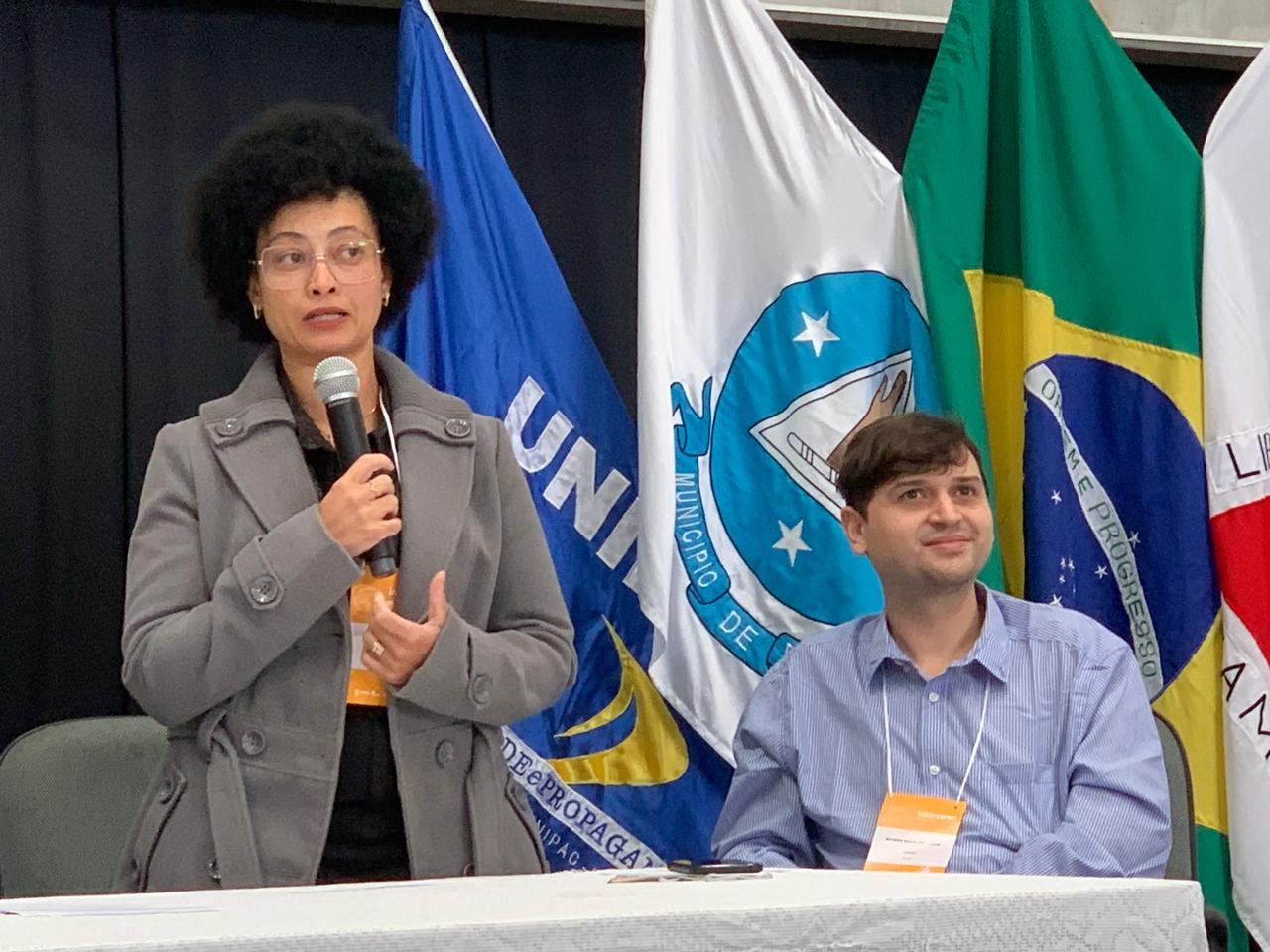 Bárbara Elisabeth durante palestra